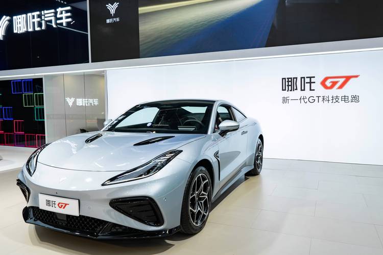 成都35哪吒汽车在智能汽车领域的表现，领途汽车在新能源汽车市场中的影响力